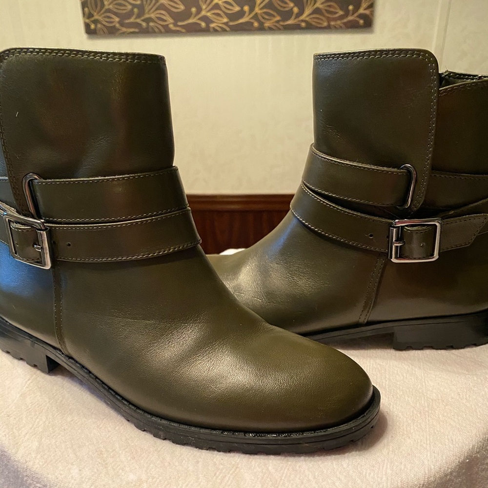 ISAAC MIZRAHI  Ankle Boot size51/2M